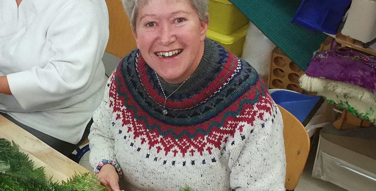 Bewohnerin der Wohngemeinschaft bei weihnachtlichen Bastelarbeiten