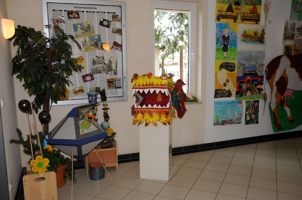 Ausstellung der Bastelarbeiten und Bildern der Bewohnern und Bewohnerinnen.